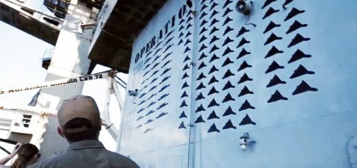 Menteri Perang AS mengamati Kill Marks pada dinding USS Abraham Lincoln