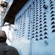 Menteri Perang AS mengamati Kill Marks pada dinding USS Abraham Lincoln