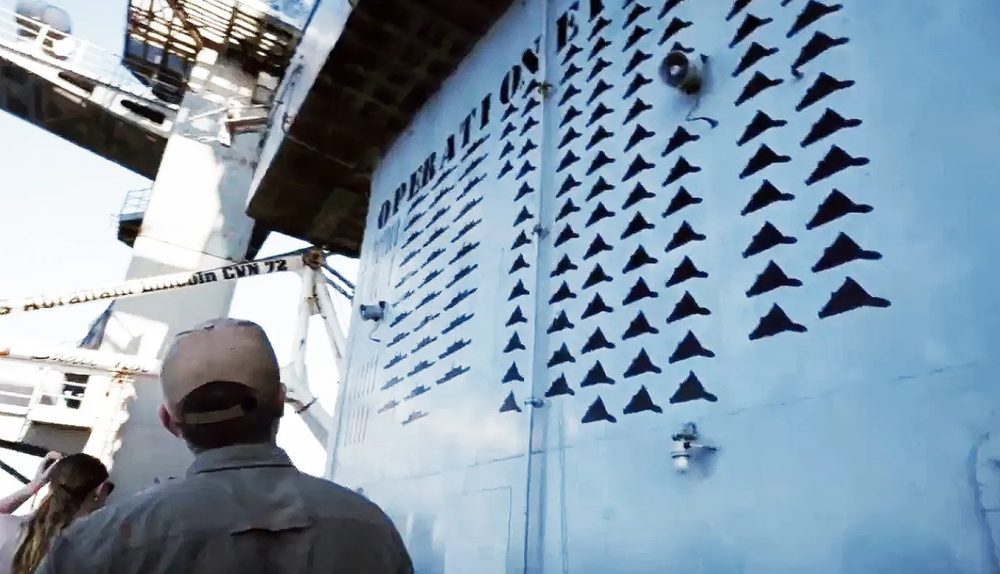 Menteri Perang AS mengamati Kill Marks pada dinding USS Abraham Lincoln