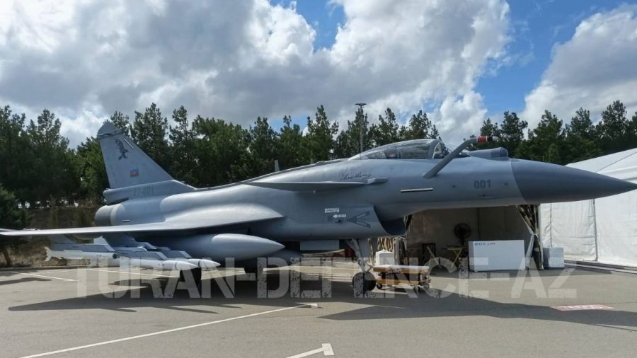 Mockup J-10CE tampil dengan bendera Azerbaijan _