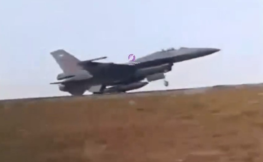 Pendaratan jet tempur F-16 di Tol Paspro Jawa Timur