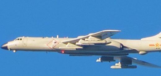Pengebom H-67KG PLAAF membawa jamming pod raksasa