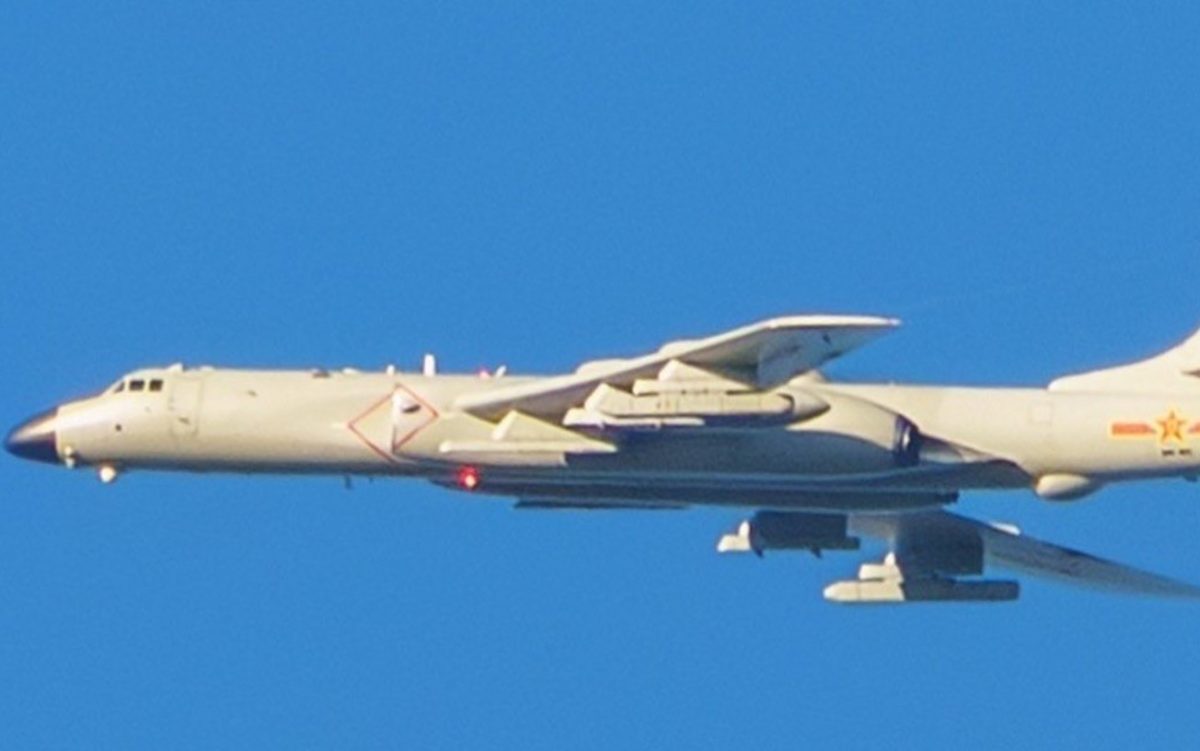 Pengebom H-67KG PLAAF membawa jamming pod raksasa