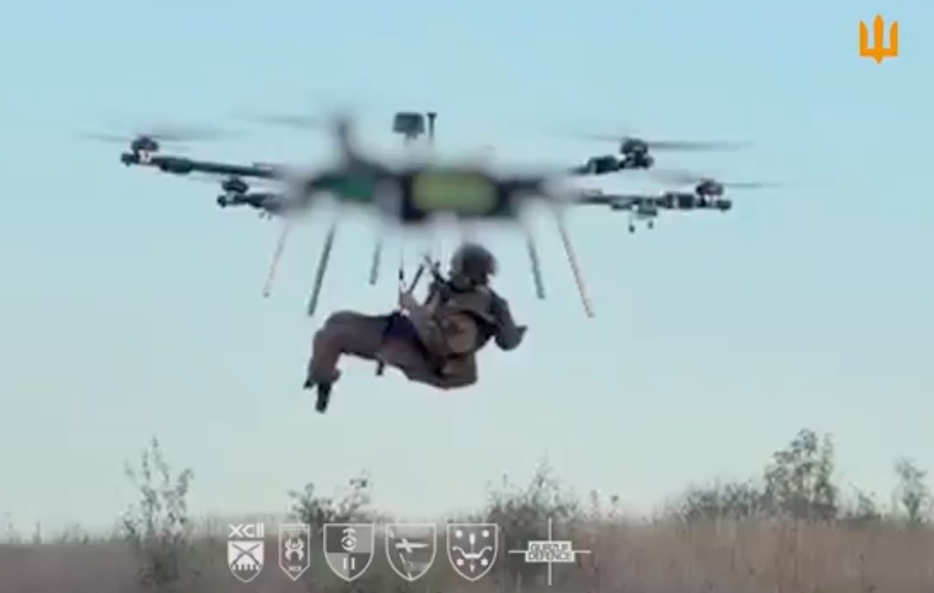 Prajurit Ukraina yang terluka dievakuasi menggunakan drone