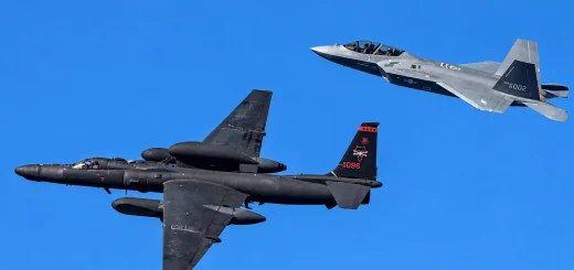 Jet tempur KF-21 Boramae terbang formasi dengan U-2 Dragon Lady.