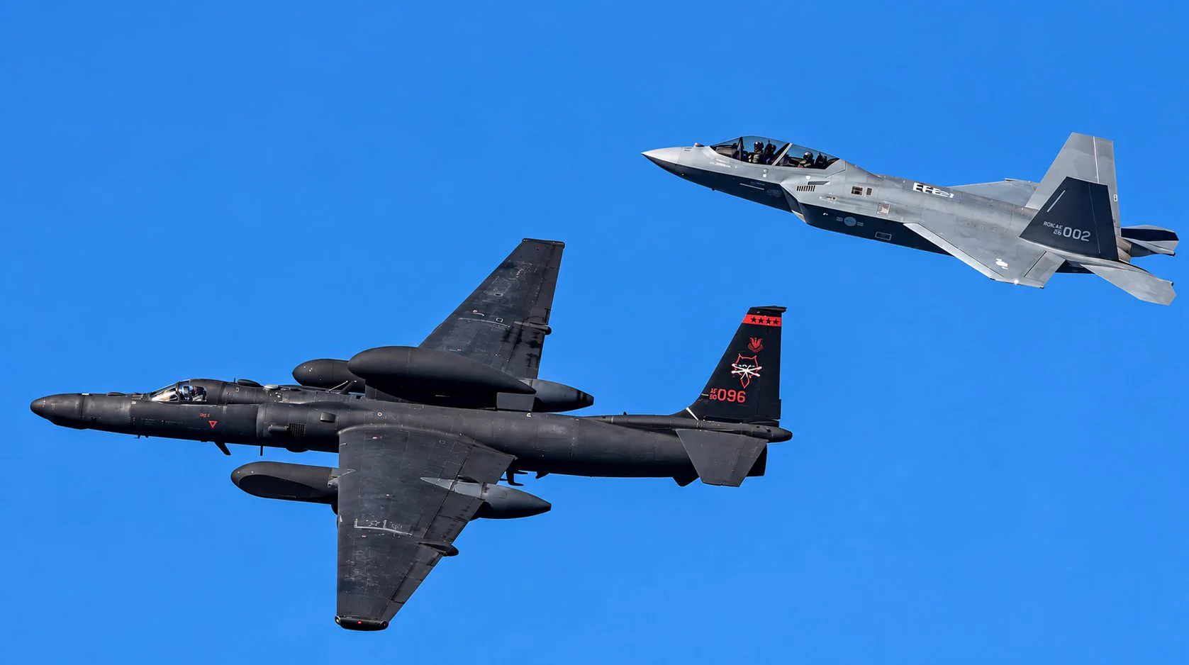 Jet tempur KF-21 Boramae terbang formasi dengan U-2 Dragon Lady.