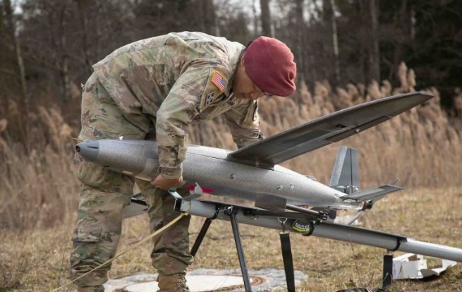 Personel US Army menguji drone kamikaze Hornet buatan Perennial Autonomy.